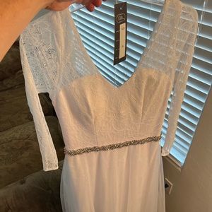 Beautiful NEW wedding dress, never worn. Wedding cancelled. Medium EVA dress.